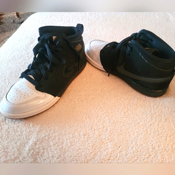 Air Jordan 1 Mid SE - Picture 5 of 8